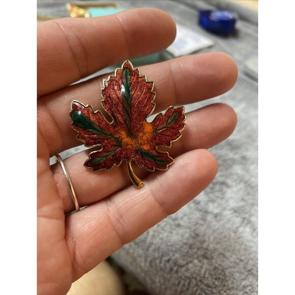 Vintage Maple Leaf Pin Brooch Fall Autumn Leaf  Red Green Orange Gold Enamel - Picture 2 of 6